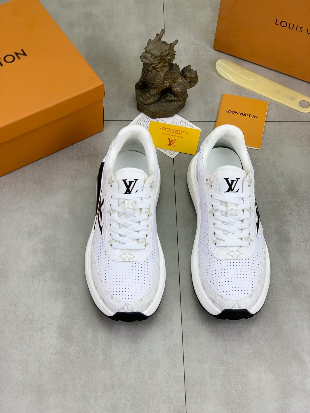 Men's shoes 💰P460 💰 [New model] 🆘 The latest model from LV official website 🎁 Casual and fashionable men's shoes 👟 Hot style 💥 Simple and elegant style, exclusive for trendy men. Unique latest brand elements from the official website 👑 Original decoration, fashionable and generous, the fabric is made of original calfskin ➕ Comfortable and breathable mesh lining ➕ Pigskin lining ✅The official website specifies wear-resistant casual outsole, the classic model is taken in real life🎬Color: 3️⃣colors available😍Number of codes: 38-44 (45 46 customized)